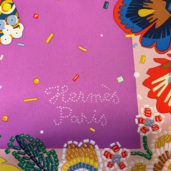 HERMES ROSE POUDRE / CYCLAMEN / JAUNE COSTUME DE FETE 90 SCARF - Picture 7 of 8